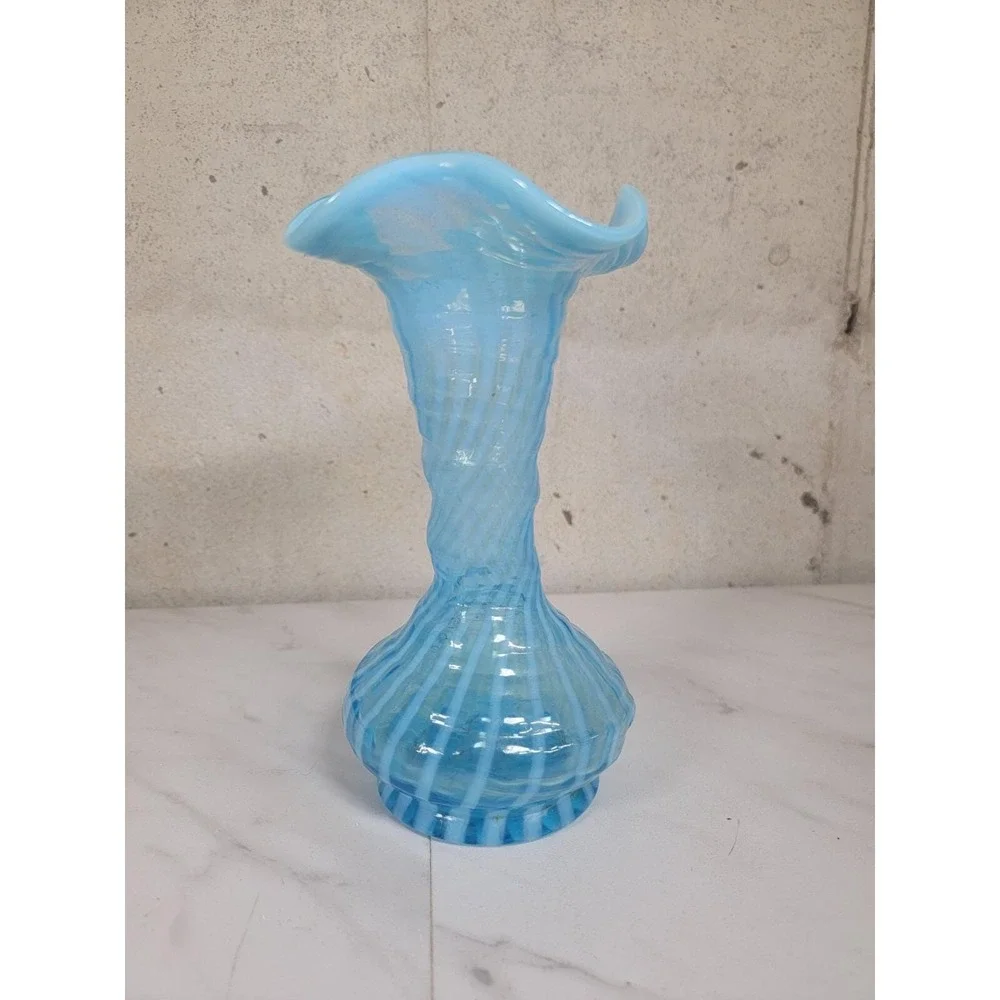 Vtg Fenton Blue Opalescent Spiral Optic Vase with Tri Corner Crimp‎ 7.5 Swirl